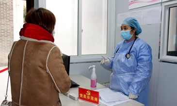 守护在发热门诊的孕妈医生