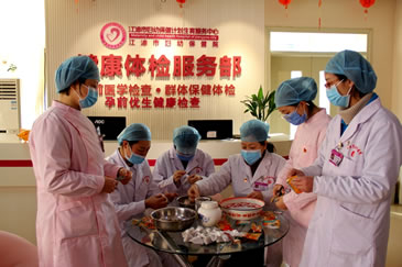 中心医生制作中药香囊送给抗疫一线