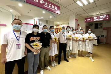 喜迎医师节 市妇幼保健院领导慰问一线医生赠鲜花送祝福