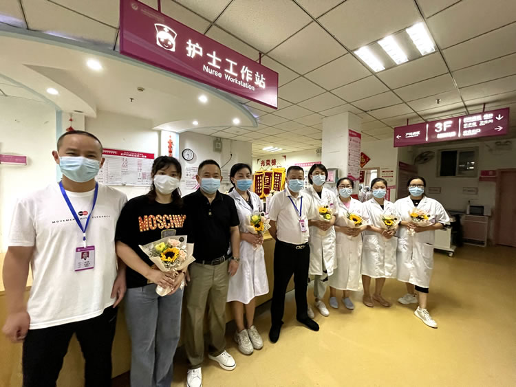 喜迎医师节 市妇幼保健院领导慰问一线医生赠鲜花送祝福