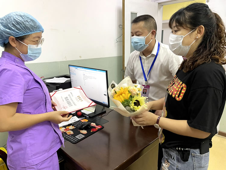 喜迎医师节 市妇幼保健院领导慰问一线医生赠鲜花送祝福