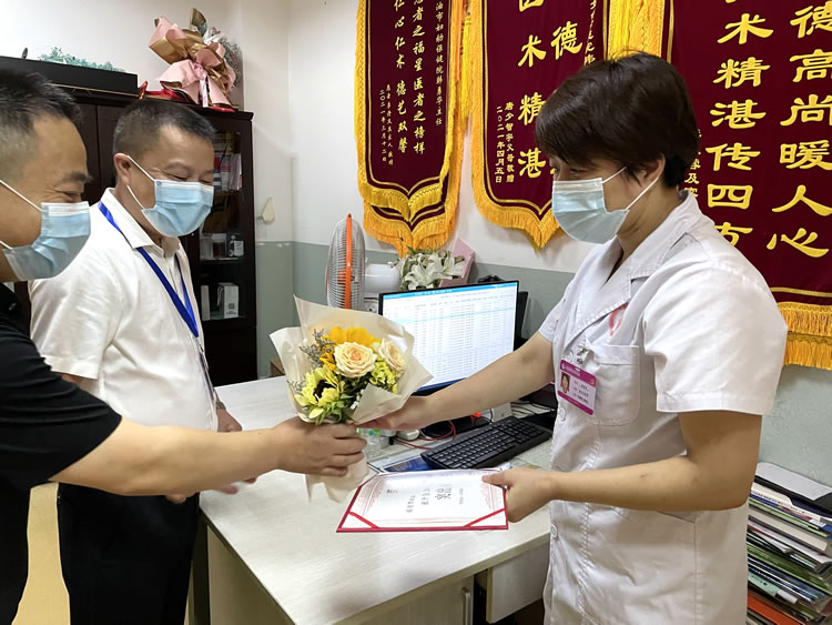 喜迎医师节 市妇幼保健院领导慰问一线医生赠鲜花送祝福