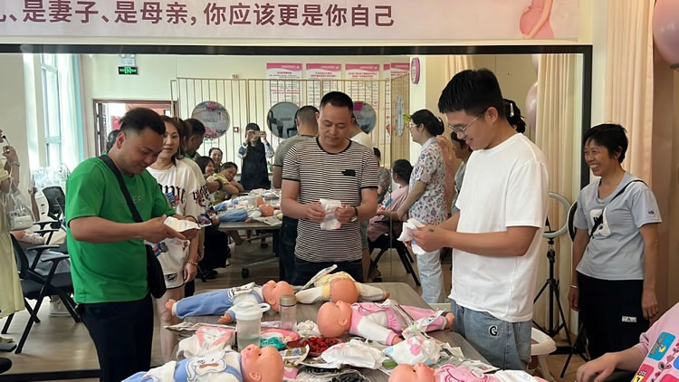 【孕妇学校】市妇幼保健院开展新生儿护理体验讲座活动